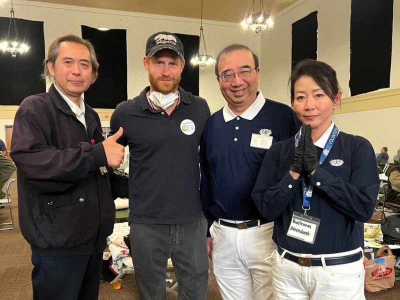 英國哈利王子（左2）10日赴災民收容中心探視洛杉磯野火災民，與美國慈濟志工張天駿（右2）、邢敏（左1）、張慧綺（右1）合影。   圖：（張天駿提供）中央社記者林宏翰洛杉磯傳真 