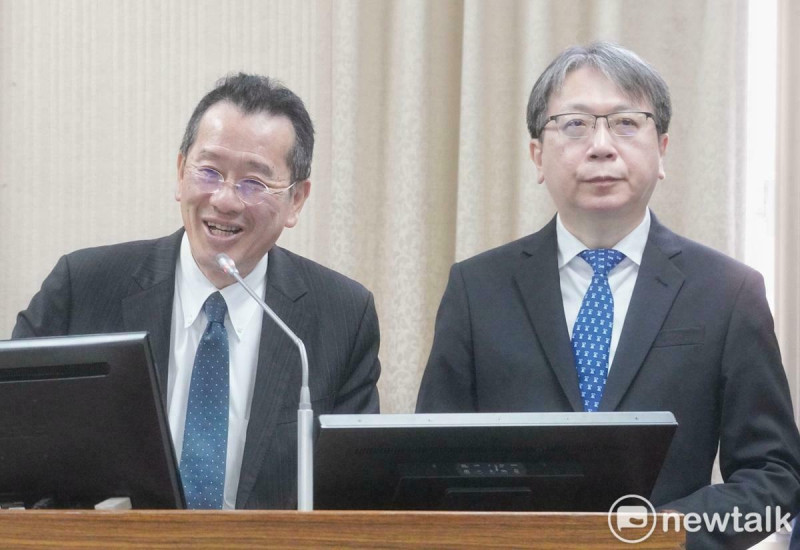 國安局長蔡明彥（右）、國防部長顧立雄（左）在立院外交及國防委員會備詢。   圖：張良一/攝