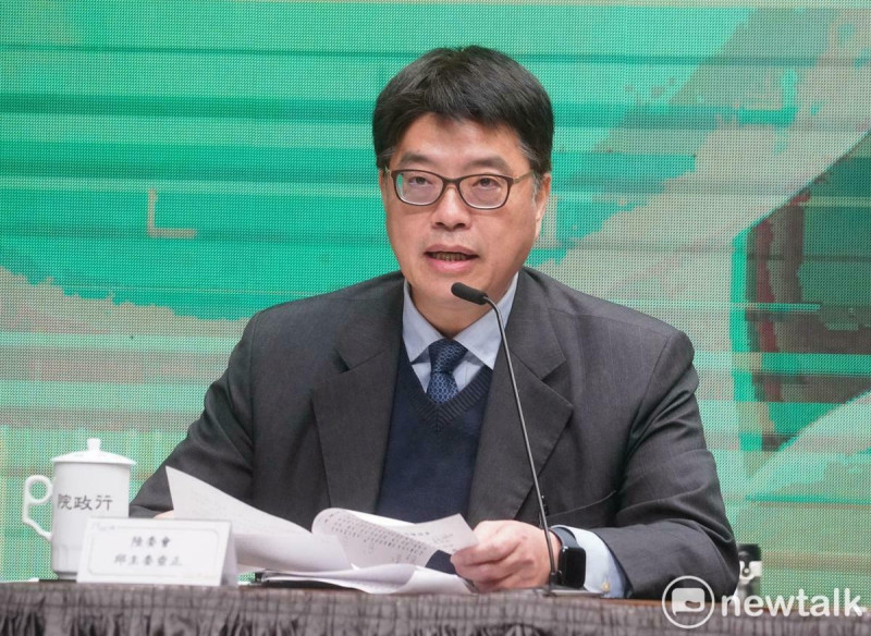 大陸委員會今（20）天特別提醒民眾，港澳法令對於入出境可以攜帶的物品項目的規範與台灣不同，前往或過境港澳切勿攜帶禁止物品。圖為陸委會主委邱垂正。（資料照片）   圖：張良一/攝