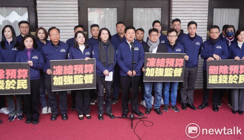 國民黨立院黨團總召傅崐萁率國民黨立委在立法院議場外，回應外界對國民黨亂刪減114年度中央政府總預算案的指控。   圖：張良一/攝