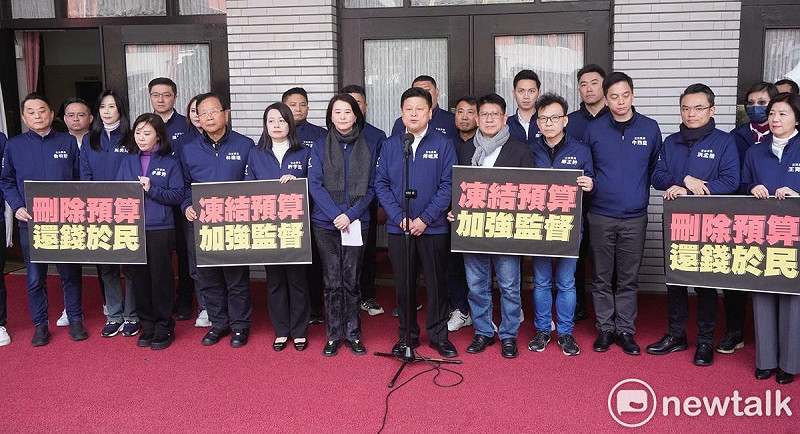 國民黨立院黨團總召傅崐萁和國民黨立委。   圖：張良一/攝