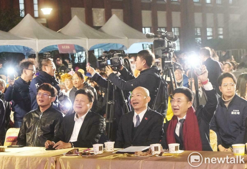 立法院長韓國瑜（前排右2）、副院長江啟臣（右1）、國民黨立院黨團總召傅崐萁（左2）、民眾黨黨團總召黃國昌（左1）等人出席立法院尾牙餐會。   圖：張良一 / 攝