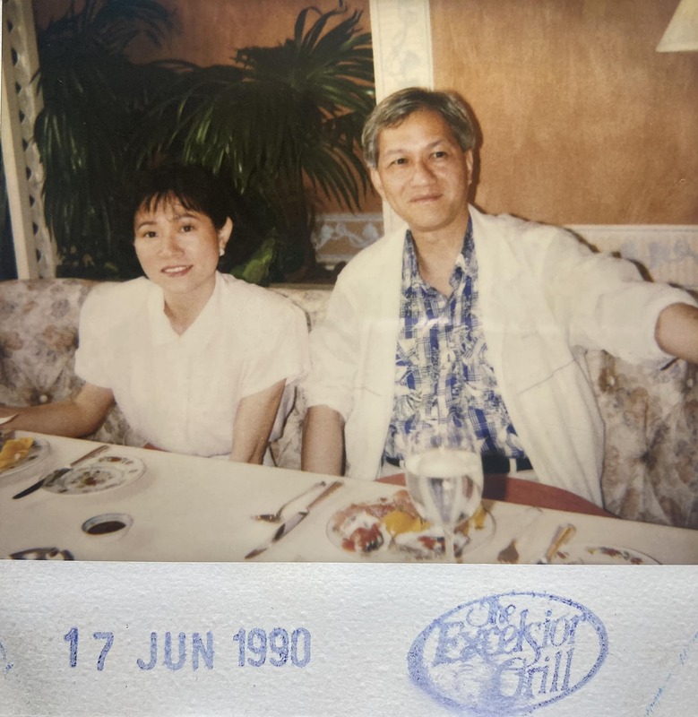 邱近思與李怡合照，於34年前在於2019年拆除的香港怡東酒店合照。   圖：截自邱近思臉書