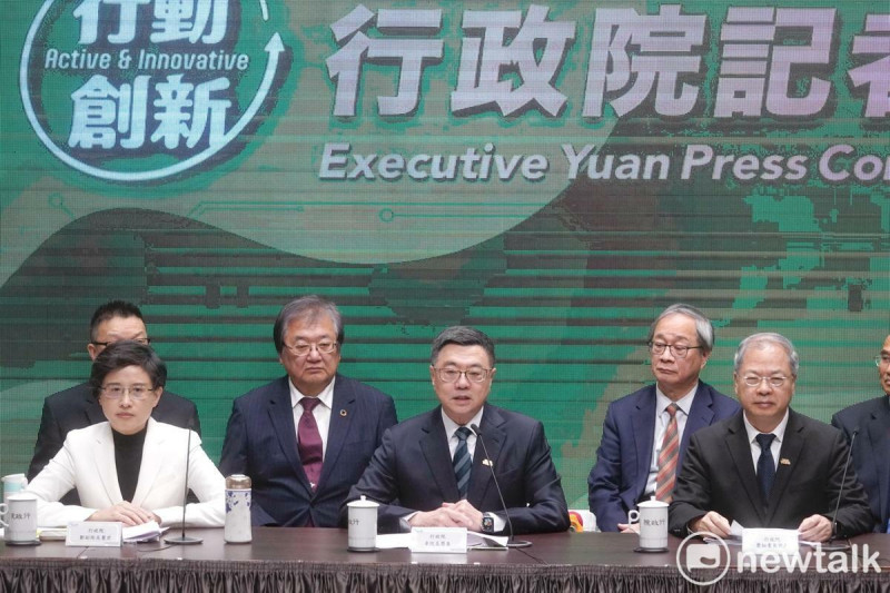 針對立法院在野黨團通刪114年中央政府總預算案9百多億元，行政院長卓榮泰今（20）日率副院長鄭麗君及多位被卓榮泰形容是預算案刪減重災區的內閣閣員舉行記者會，指控在野黨大量刪減中央政府總預算是毀滅國家的第一步。   圖：張良一/攝