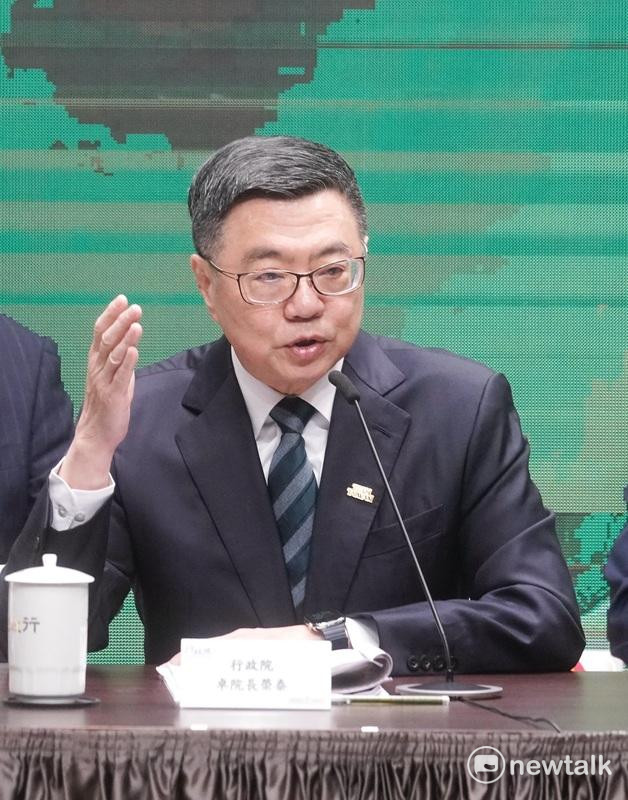 針對立法院在野黨團通刪114年中央政府總預算案9百多億元，行政院長卓榮泰今（20）日上午率副院長鄭麗君及多位被卓榮泰形容是預算案刪減重災區的內閣閣員舉行記者會，指控在野黨大量刪減中央政府總預算是毀滅國家的第一步。   圖：張良一/攝