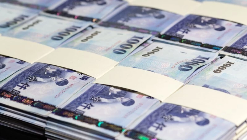 證交所今（21）日公布 112年度（2023年）上市董監酬金實際支領情形，其中，上市櫃企業共 204家出現「當年度稅後虧損，但董監事的酬金總額或平均酬金卻增加」的情況。其中，上櫃企業多達 113家。   示意圖