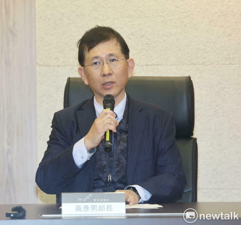 數發部長黃彥男率次長林宜敬、闕河鳴舉行記者會，說明兩條台馬海纜全斷情形。   圖：張良一/攝