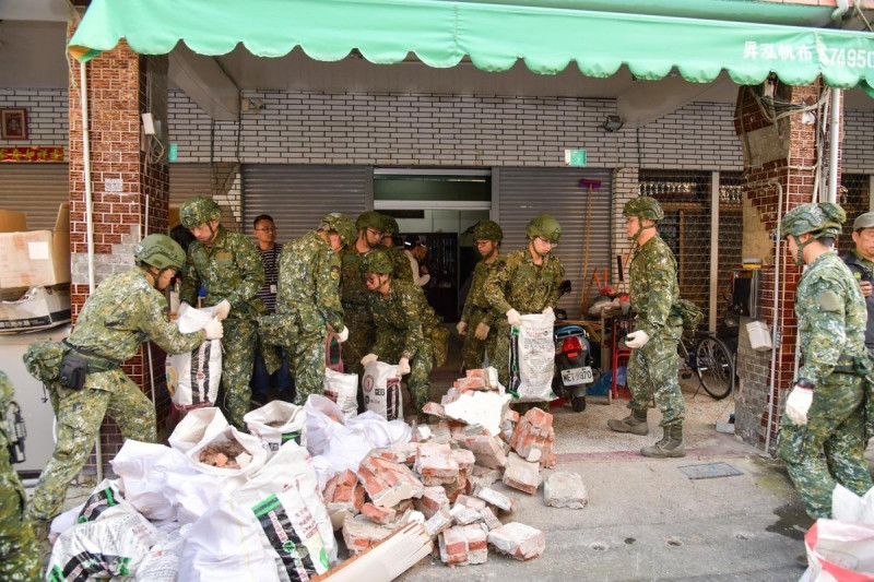 近日台南頻繁出現地震，屋損件數及嚴重程度持續增加，楠西區災民收容處所已安置 84人接近飽和。（圖為國軍救助楠西區受損的民房）   圖：截自行政院