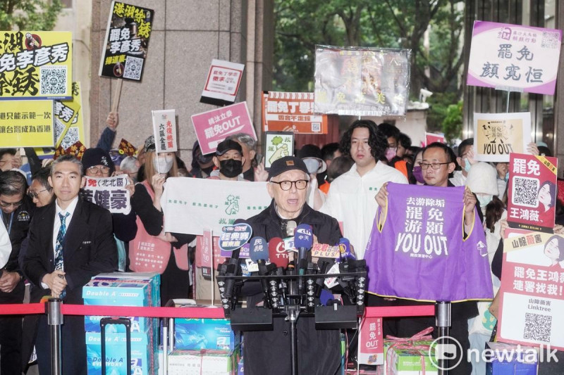 包含國民黨立院黨團傅崐萁等18位國民黨立委的選區公民團體，今早攜帶罷免提議連署書送達中選會。   圖：張良一/攝