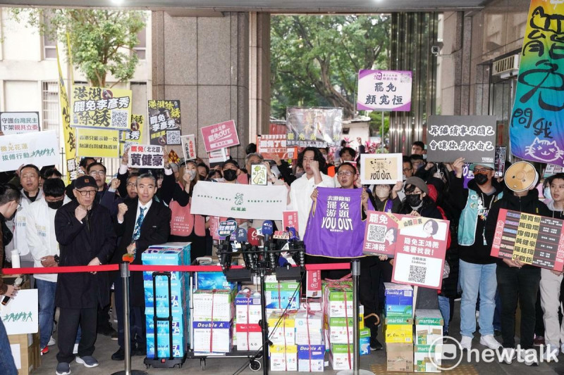 大罷免潮來臨，今日有18個公民團體向中選會送交第一階段罷免連署書。   圖：張良一／攝