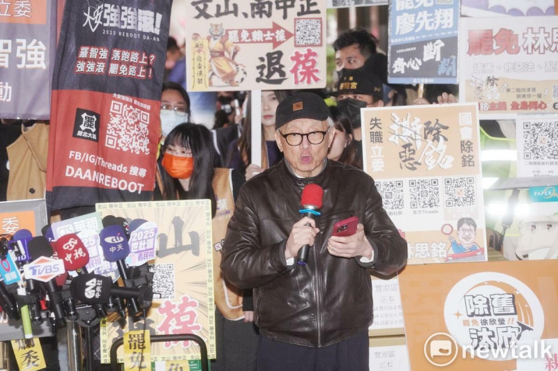 來自全台各地的罷免國民黨立委的公民團體到中選會遞交罷免提議書。圖為聯電創辦人曹興誠。   圖：張良一/攝
