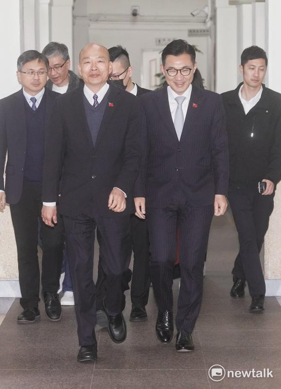 立法院長韓國瑜在副院長江啟臣的陪同下舉行記者會，說明總統賴清德與五院院長會談情形。   圖：張良一／攝