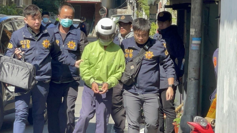 張介宗(右二)涉殘殺3婦人並碎屍丟棄前鎮運河，傳部分殘骸流入高雄港區。   圖：孫家銘翻攝（資料照）