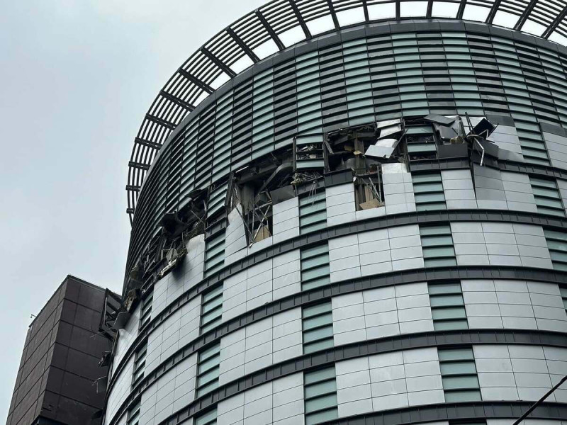  ▲台中新光三越11、12樓外窗戶受到爆炸威力波壞，碎片也掉落在台灣大道上。 圖：截自廖偉翔FB 