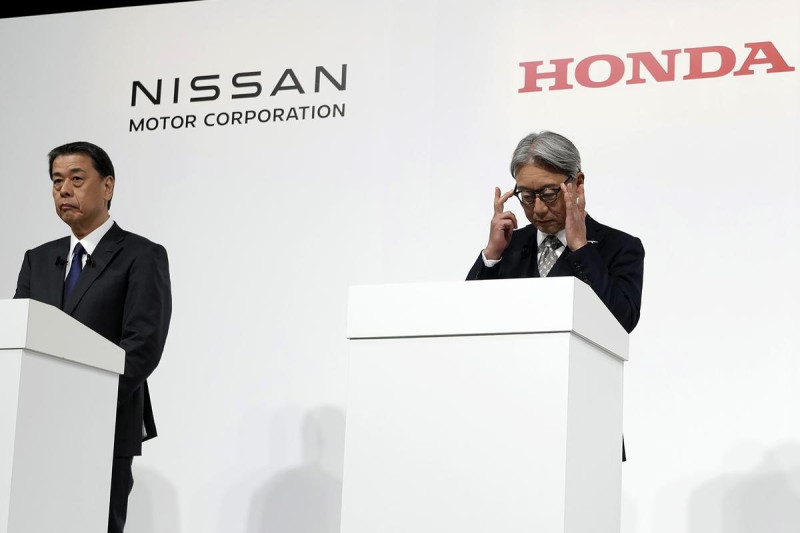 有外國媒體透露稱，日產董事會打算換掉現任執行長內田誠（左），並正在找尋新的接替人選。日產今（27）日盤中股價一度上漲近 5%，終場收漲 3.65%   圖：達志影像／美聯社