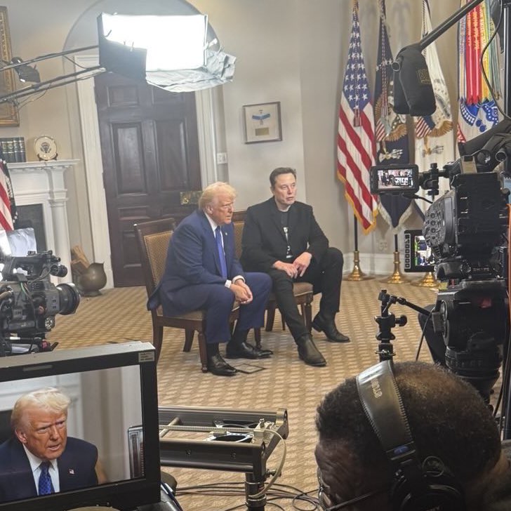 川普與馬斯克一同上福斯新聞頻道的《漢尼提秀》（Hannity Show）接受採訪。   圖：截自「x」@cb_doge