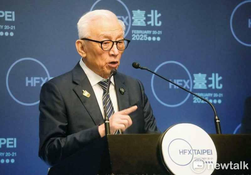 今日是228事件紀念日，聯電創辦人曹興誠呼籲民眾積極參與立委罷免行動，並警告若不行動，「以後天天都是228」。   圖：張良一/攝（資料照）
