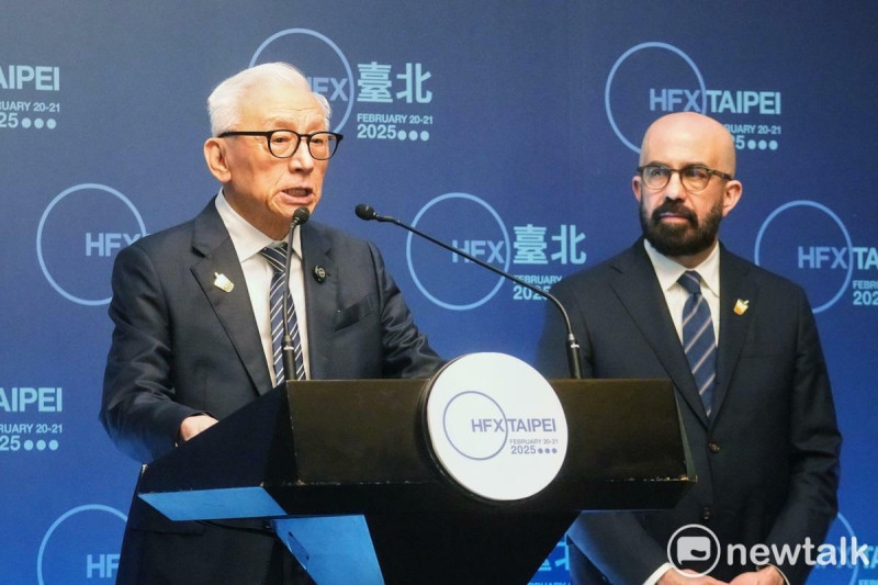 首度跨出北美到台灣舉辦的「哈利法克斯台北論壇」（HFX Taipei）今天登場，哈利法克斯論壇主席范普拉和聯電創辦人曹興誠在論壇開幕前舉行記者會，回應媒體提問。   圖：張良一/攝