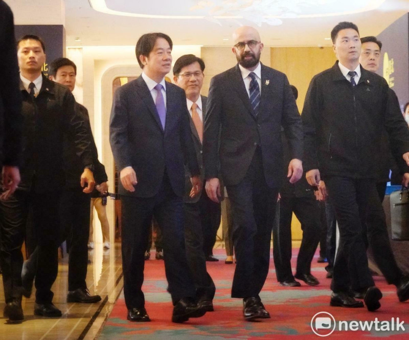 總統賴清德今（20）日在外交部長林佳龍等人的陪同下出席「哈利法克斯台北論壇」，左二為哈利法克斯論壇主席范普拉。   圖：張良一/攝