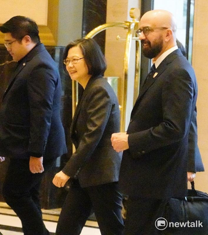 前總統蔡英文今（20）日出席哈利法克斯台北論壇，右為哈利法克斯論壇主席范普拉。   圖：張良一/攝