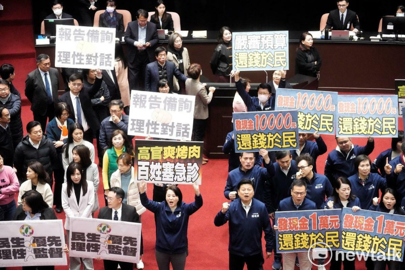 立法院今（25）日開議，行政院長卓榮泰欲向立院院會進行施政報告時，國民黨立委在議場舉牌喊口號阻擾卓榮泰的施政報告，民進黨立委也向支持者喊話反制，混亂的場面，讓卓院長的施政報告被迫中斷。   圖：張良一/攝