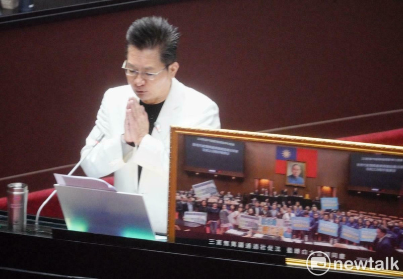 民眾黨立委吳春城在立法院院會總質詢時，宣布請辭立法委員一職。   圖：張良一/攝