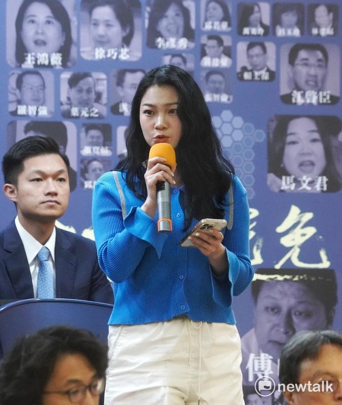 來自全台各地罷免國民黨立委的罷免團體今（5）早在台北大會師，並舉行宣示二階過關、罷免網站啟動、罷免宣講團成立記者會。圖為罷免王鴻薇的刪除薇害團體發言人阿美在會中致詞。   圖：張良一/攝