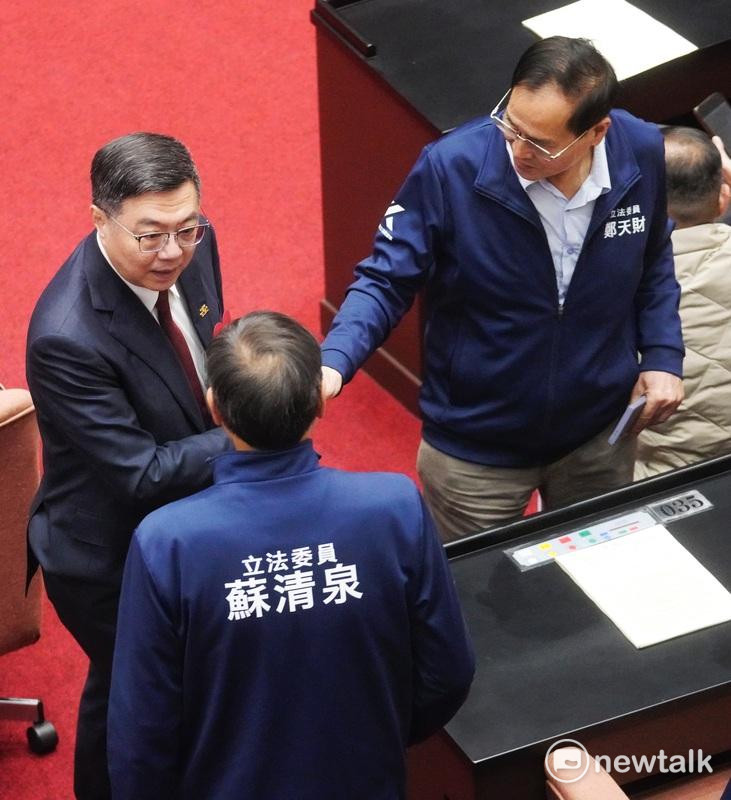 立法院院會上午決議114年度中央政府總預算覆議案12日投票，列席的行政院長卓榮泰走到國民黨立委席，向國民黨立委蘇清泉、鄭天財等人握手致意。   圖：張良一/攝