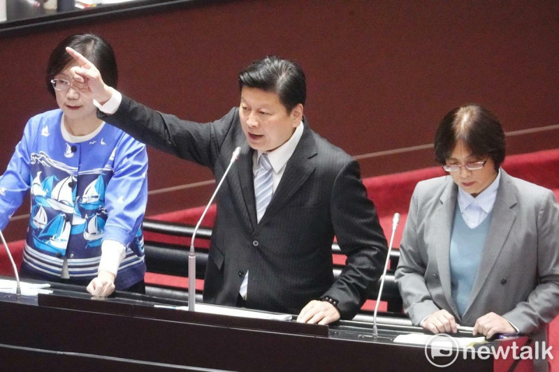 國民黨立院黨團總召傅崐萁（圖中）。   圖：張良一/攝（資料照）