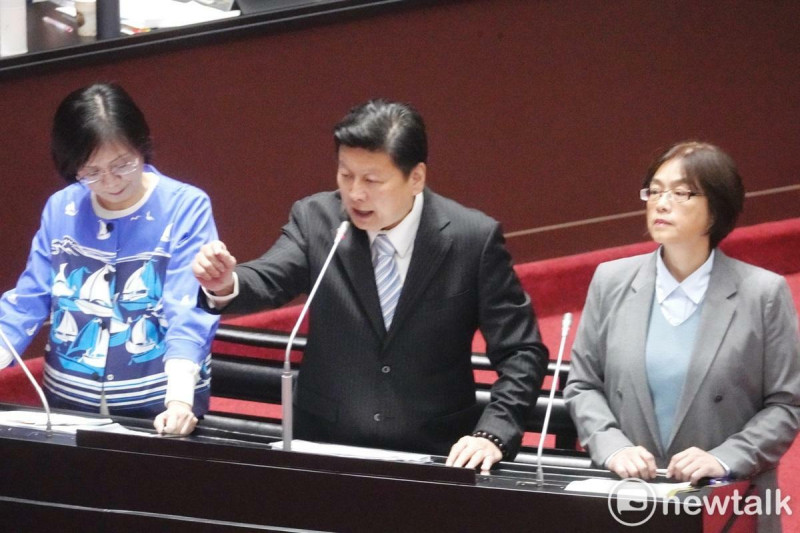 國民黨團總召傅崐萁與翁曉玲、林倩綺「聯合質詢」，但45分鐘成為個人脫口秀。   圖：張良一/攝