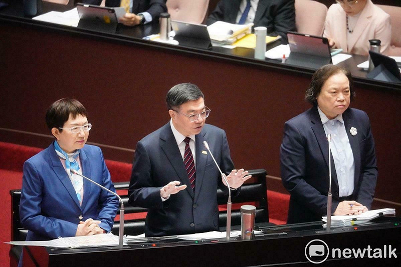 行政院長卓榮泰、財政部長莊翠雲、主計長陳淑姿在立院全院委員會財劃法覆議案審查會備詢。   圖：張良一/攝