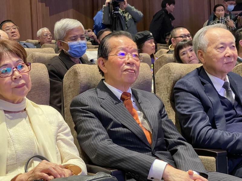 總統府資政謝長廷(中)與夫人游芳枝(左一)出席新書發表會   圖：林朝億/攝
