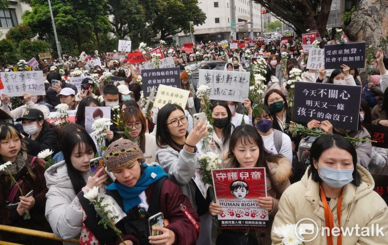 1歲10個月大男童「剴剴」遭劉姓保母劉虐死案今第四度開庭，數百位年輕爸爸媽媽著白衣帶白花，紅著眼眶，帶著稚齡幼兒在法院前高喊「惡魔保母唯一死刑」口號，場面相當悲憤激動。   圖：張良一/攝