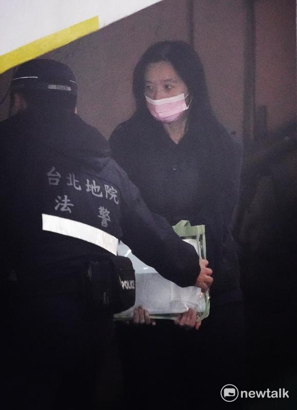 涉嫌柯文哲案的台北市議員應曉薇被送往台北地方法院出庭。   圖：張良一/攝