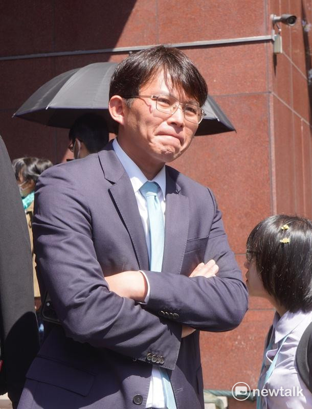 柯文哲案今開庭,民眾黨主席黃國昌也到庭旁聽。 圖:張良一 / 攝