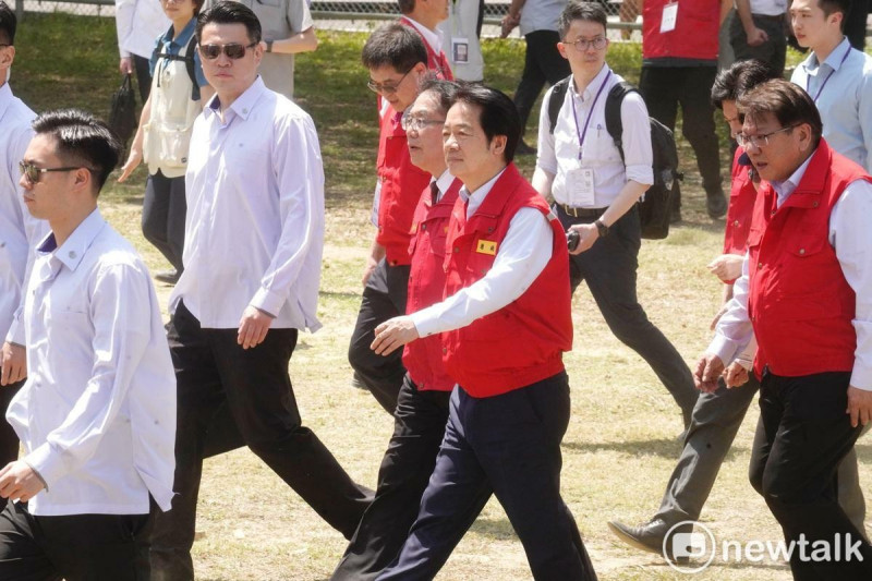 「2025 全社會防衛韌性委員會實地演練」今（27）日在台南舉行，演練安平港旅客服務中心因不明因素發生爆炸，現場傷亡人數約200名，台南市政府在育平郵局對面廣場成立擴充急救醫療場所演練檢傷及重傷處理。圖為總統賴清德在總統府秘書長潘孟安、台南市長黃偉哲等人的陪同下視察演練狀況。   圖：張良一/攝
