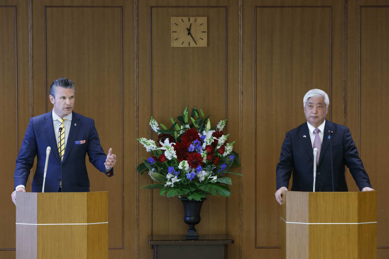 美國防長海格塞斯（Pete Hegseth）昨（30）日訪問日本，與日本防衛大臣中谷元舉行會談。   圖：達志影像／美聯社
