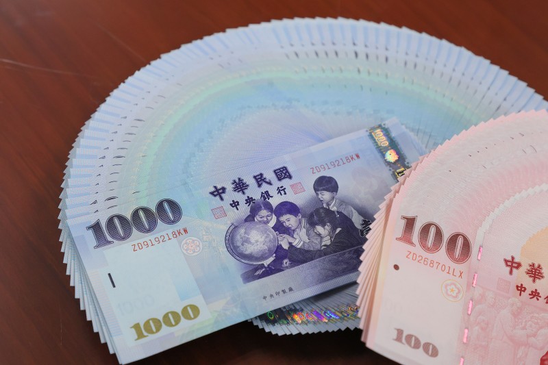 勞動基金運用局今（1）日公布2月最新勞動基金績效，單月虧損12億元；今年截至2月底，收益數為1,075 億元，收益率1.59％，整體勞動基金規模為7兆1898億元。   新台幣示意圖