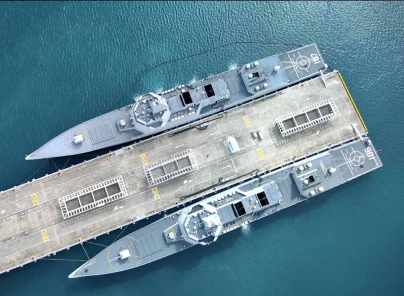 雲襄基地內停放驅逐艦   圖：翻攝自單手搓核彈
