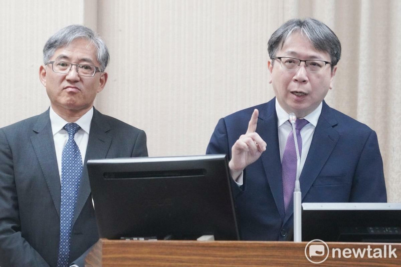 國安局長蔡明彥、調查局長陳白立在立院外交及國防委員會備詢。   圖：張良一/攝