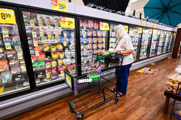 美國勞工統計局（BLS）今（10）日公佈三月份消費者物價指數（CPI）年增率 2.4%，比二月份數字 2.8%還低；按月來看成長 0.1%，也低於二月份的 0.2%。   圖：AFP via Getty Images