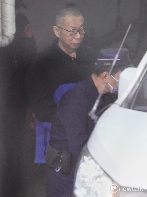 前台北市長柯文哲到台北地方法院出庭後,在法警介護下還押台北看守所。 圖:張良一 / 攝