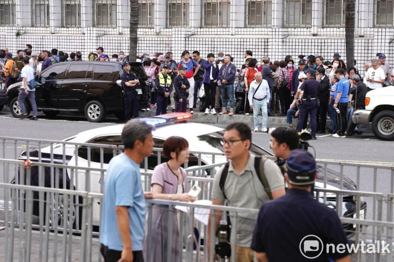 國民黨主席朱立倫號召黨公職人員到台北地檢署前抗議，入夜前已有不少國民黨支持者在北檢外集結。   圖：張良一/攝