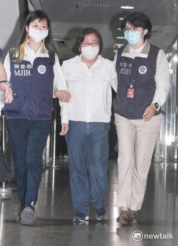 國民黨台北市黨部主委黃呂錦茹被帶往北檢複訊。   圖：張良一/攝