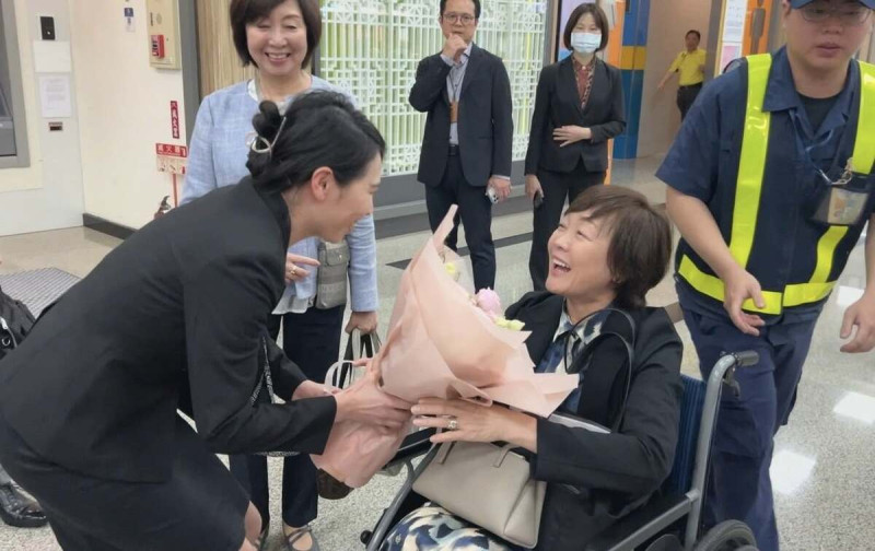 台獨聯盟主席陳南天、台灣基進主席王興煥及其夫人黎慕嫻等一行人，到松山機場迎接安倍昭惠女士（前日本首相安倍晉三夫人）與王明理女士（王育德千金），並由王興煥夫人獻花表達歡迎之意。安倍昭惠此行是應邀參加「第 13 屆海內外台灣國是會議」，針對「台灣無事、即是日本無事」進行主題演講。   圖：台灣基進提供