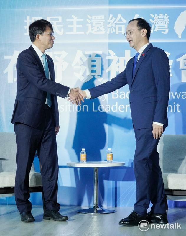 國民黨主席朱立倫、民眾黨主席黃國昌在「把民主還給台灣 在野領袖峰會」握手。   圖：張良一 / 攝