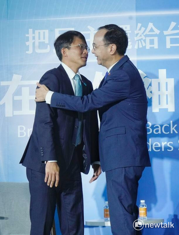 國民黨主席朱立倫（右）、民眾黨主席黃國昌（左）在「把民主還給台灣 在野領袖峰會」相互擁抱。   圖：張良一 / 攝