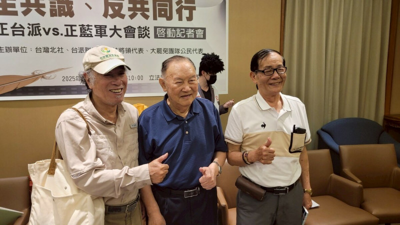 公投盟榮譽總召蔡丁貴(左)、前陸軍副師長、國防部計畫處長丘衛邦(中)。 圖:北社提供 公投盟榮譽總召蔡丁貴(左)、前陸軍副師長、國防部計畫處長丘衛邦(中)。 圖:北社提供