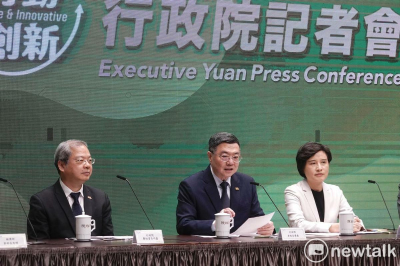  行政院院會今（24）日通過「因應國際情勢強化經濟社會及國土安全韌性特別條例」草案， 行政院長卓榮泰在副院長鄭麗君、秘書長龔明鑫等人的陪同下舉行記者會。   圖：張良一/攝