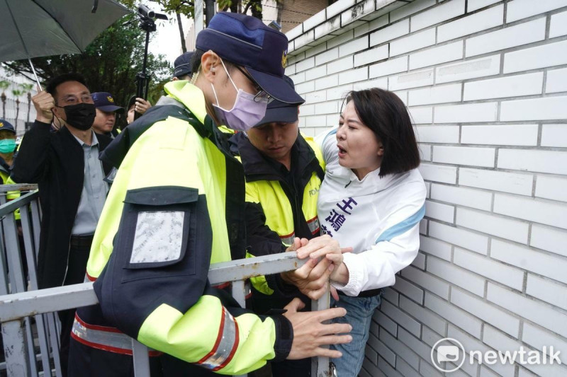 國民黨主席朱立倫在國民黨立委王鴻薇、李彥秀、賴士葆、羅智強和徐巧芯等人陪同下，到北檢外的博愛路上聲援正在開羈押庭的國民黨台北市黨部主委黃呂錦茹。圖為王鴻薇欲衝進管制區被警方攔阻。   圖：張良一/攝